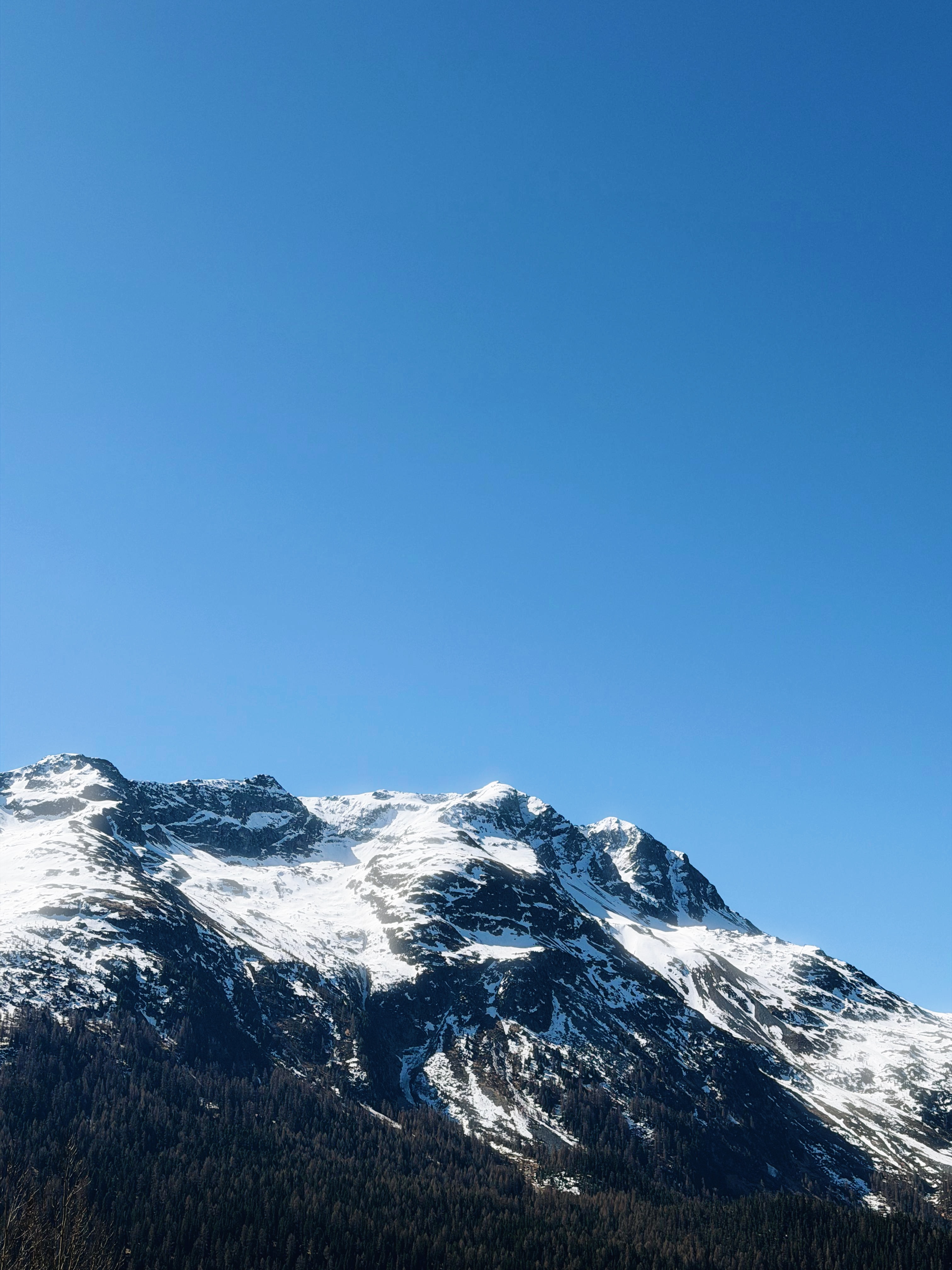 Montanhas nevadas de St. Moritz sob céu azul