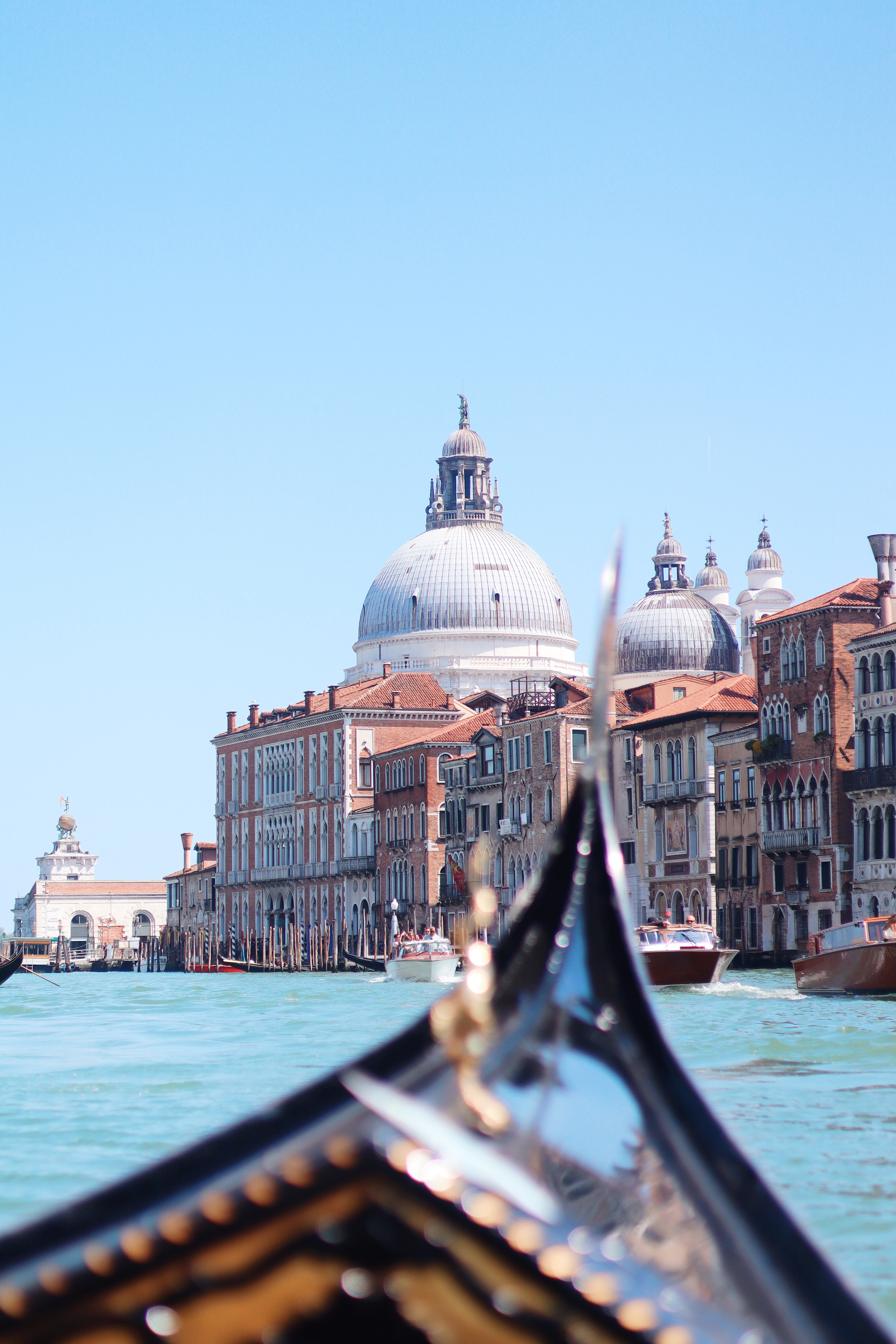 Gôndola diante da Basílica de Santa Maria della Salute em Veneza